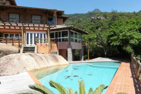 Linda-casa-em-condomínio-com-vista-para-o-mar-em-Ilhabela-1