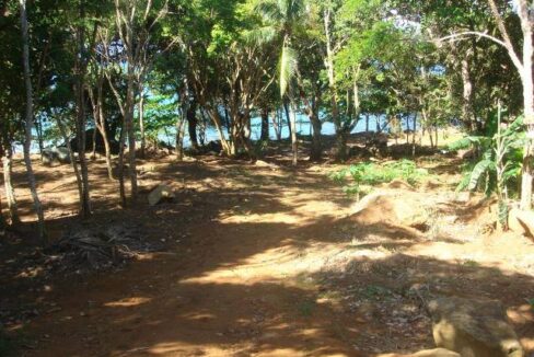 Lindo-terreno-a-venda-pé-na-areia-em-Ilhabela11