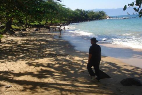 Lindo-terreno-a-venda-pé-na-areia-em-Ilhabela14