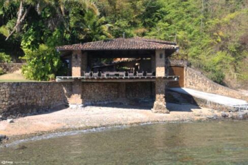 Mansão-na-costeira-com-pier24