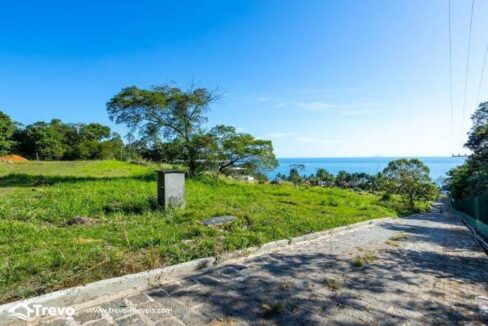 Lindo-terreno-em-condominio-fechado-com-acesso-ao-mar