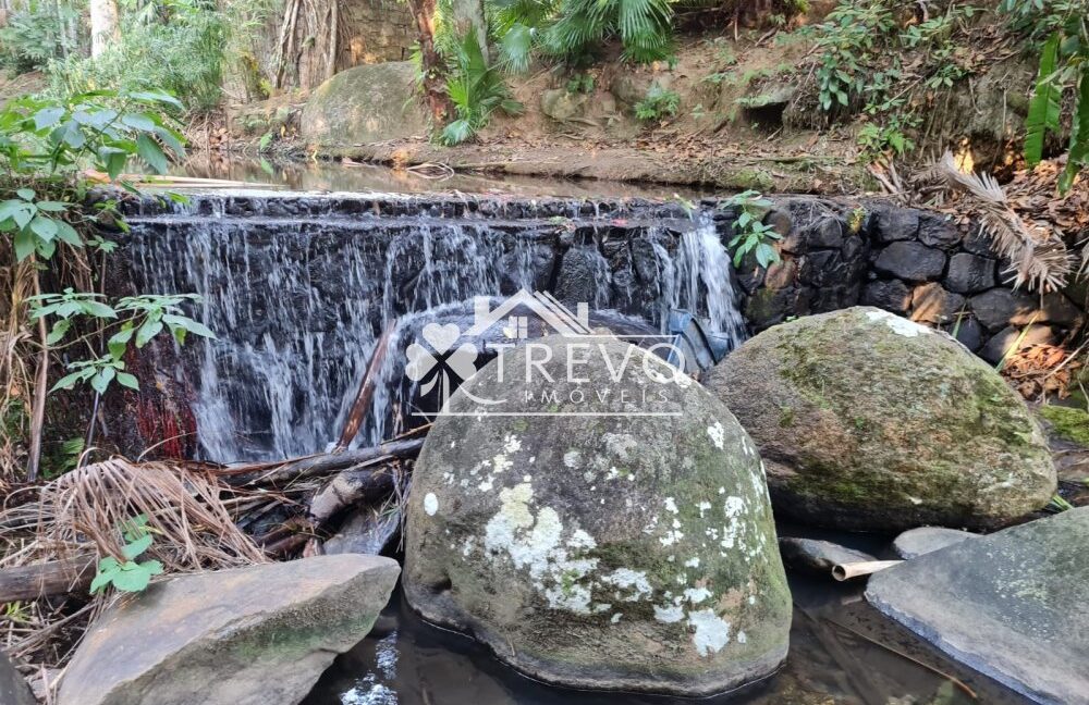 Casa-charmosa-Em-meio-a-natureza