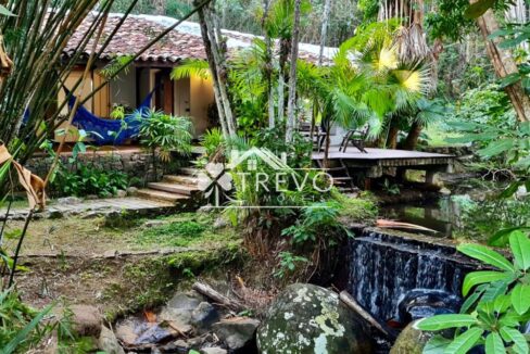 Casa-charmosa-Em-meio-a-natureza34