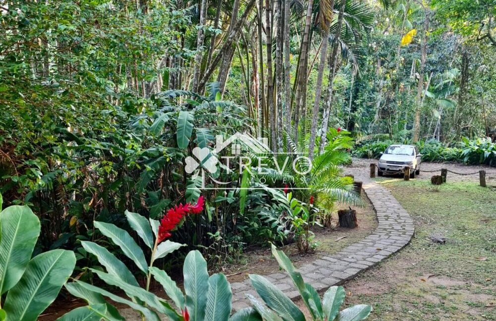 Casa-charmosa-Em-meio-a-natureza38