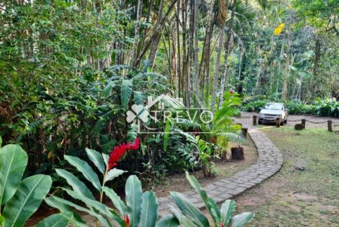 Casa-charmosa-Em-meio-a-natureza38