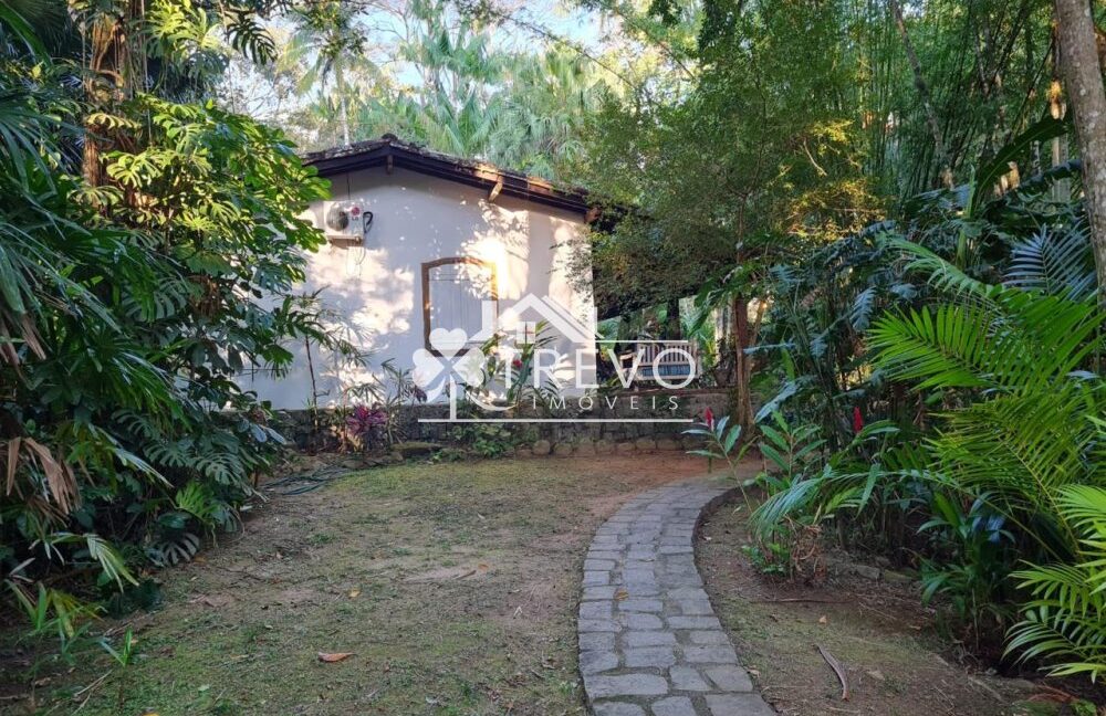 Casa-charmosa-Em-meio-a-natureza5