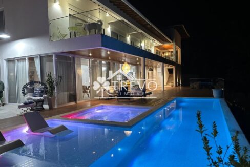 Casa-a venda-em Ilhabela-em- condominio-pe-na-reia