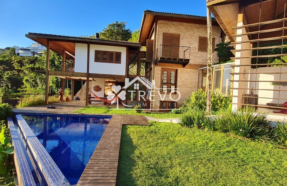 Casa-com-linda-arquitetura-e-vista-para-o-mar