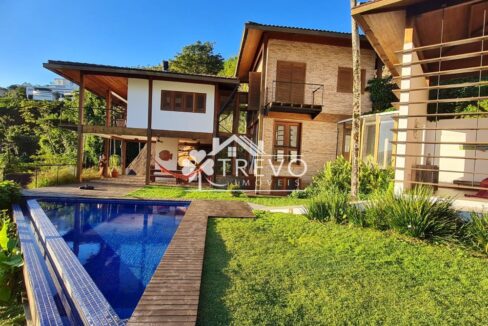 Casa-com-linda-arquitetura-e-vista-para-o-mar