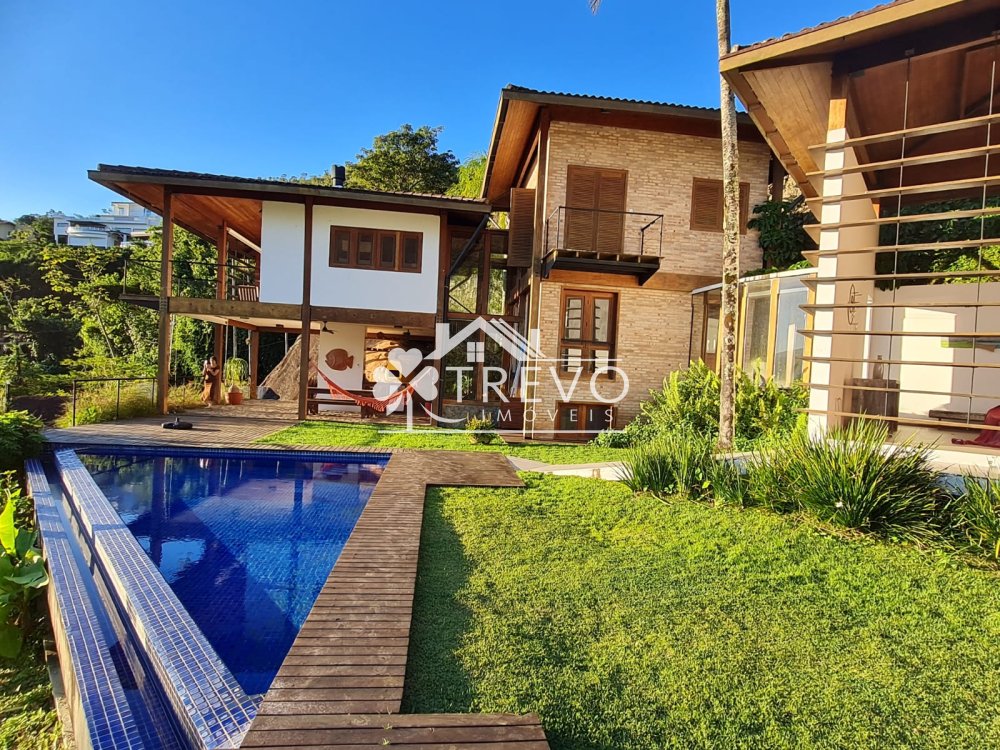 Casa com linda arquitetura e vista para o mar