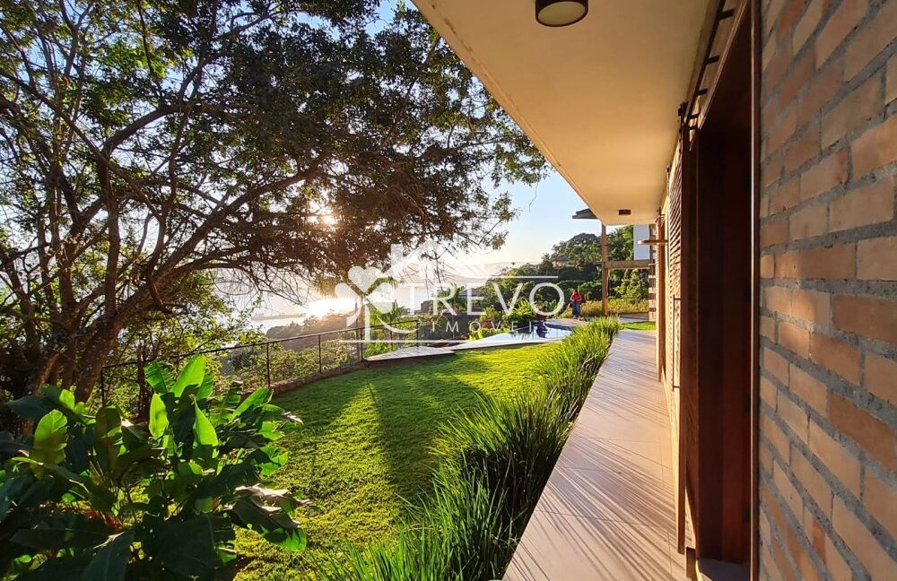 Casa-com-linda-arquitetura-e-vista-para-o-mar11 (2)