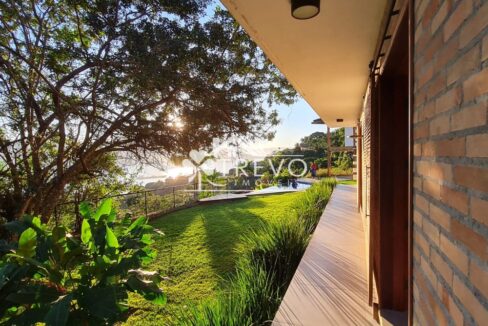 Casa-com-linda-arquitetura-e-vista-para-o-mar11 (2)