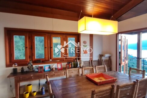 Casa-com-linda-arquitetura-e-vista-para-o-mar15