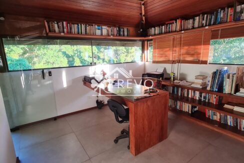 Casa-com-linda-arquitetura-e-vista-para-o-mar19