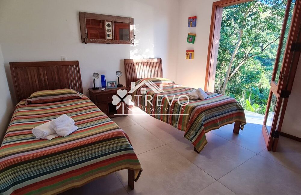 Casa-com-linda-arquitetura-e-vista-para-o-mar21