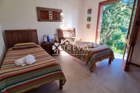 Casa-com-linda-arquitetura-e-vista-para-o-mar21