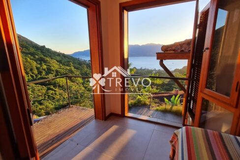 Casa-com-linda-arquitetura-e-vista-para-o-mar23