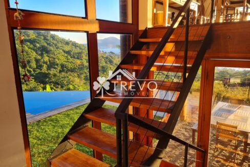 Casa-com-linda-arquitetura-e-vista-para-o-mar36