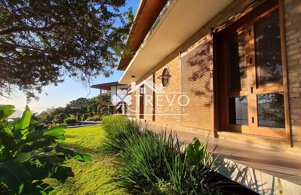 Casa-com-linda-arquitetura-e-vista-para-o-mar37