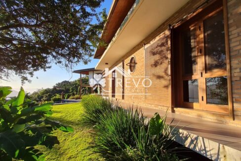 Casa-com-linda-arquitetura-e-vista-para-o-mar37
