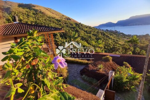 Casa-com-linda-arquitetura-e-vista-para-o-mar39