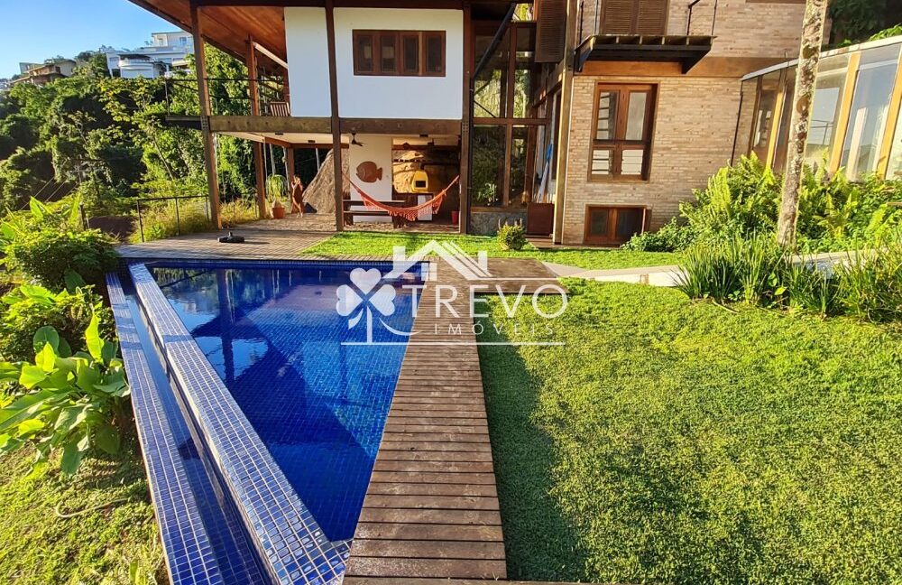 Casa-com-linda-arquitetura-e-vista-para-o-mar40