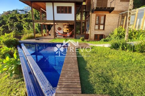 Casa-com-linda-arquitetura-e-vista-para-o-mar40