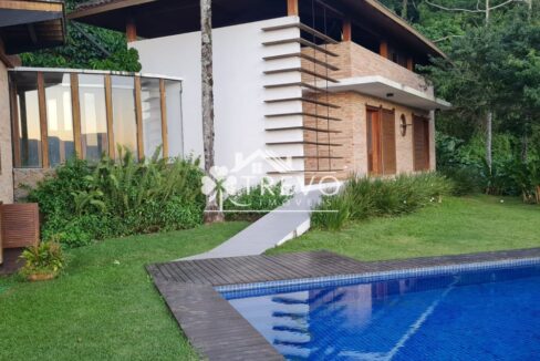 Casa-com-linda-arquitetura-e-vista-para-o-mar41