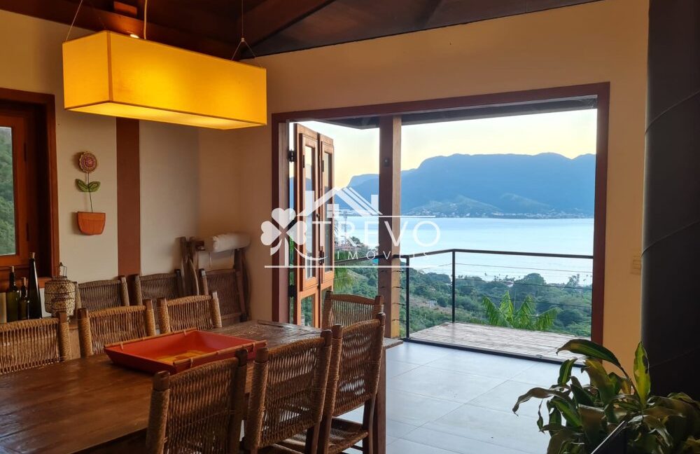 Casa-com-linda-arquitetura-e-vista-para-o-mar44