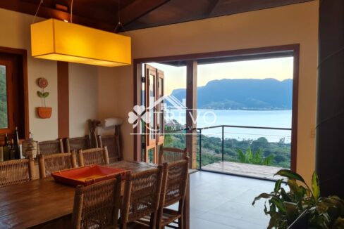 Casa-com-linda-arquitetura-e-vista-para-o-mar44