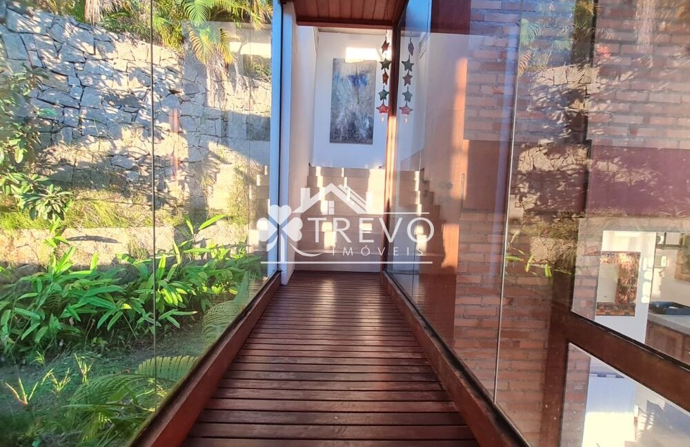 Casa-com-linda-arquitetura-e-vista-para-o-mar47