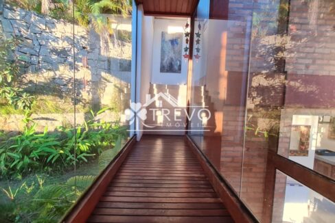 Casa-com-linda-arquitetura-e-vista-para-o-mar47