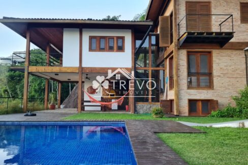 Casa-com-linda-arquitetura-e-vista-para-o-mar8
